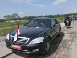 Mobil Jokowi Terpaksa Berjalan Zig zag Gegara Jalan Rusak