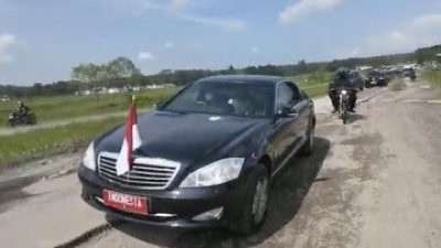 Mobil Jokowi Terpaksa Berjalan Zig zag Gegara Jalan Rusak
