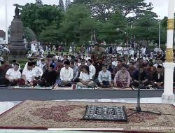 Jokowi Salat Idul Adha di Halaman Gedung Agung Yogyakarta