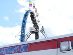 Roller Coaster Mendadak Berhenti Saat Penumpang Posisi Terbalik