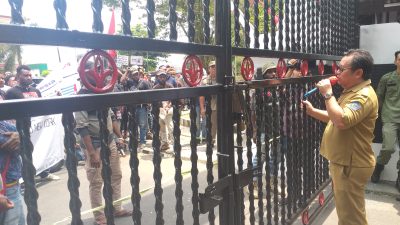 KNPB Unjukrasa di Kantor Gubernur Sulut, Sayangnya Mentok di Gerbang
