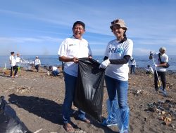 Pegadaian Bersama Warga Bersihkan Pantai Los Malalayang Manado