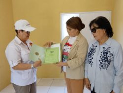 Conny Rumondor Serahkan Hadiah Utama Jalan Sehat Prabowo