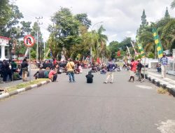 Demonstran KNPB Blokir Jalan Depan Kantor Gubernur Sulut