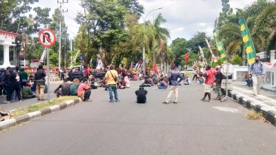 Demonstran KNPB Blokir Jalan Depan Kantor Gubernur Sulut