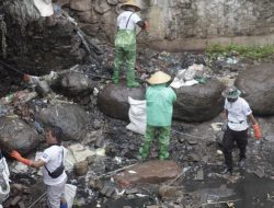 BRI RO Manado dan Warga Bersih-bersih Sungai Karombasan