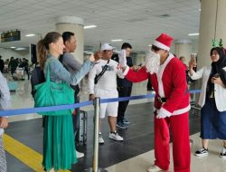 Ribuan Penumpang Bandara Sam Ratulangi Terkejut dengan Kehadiran Santa Claus