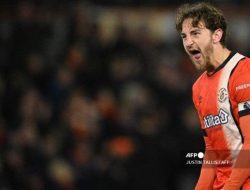 Tom Lockyer Kolaps, Wasit Hentikan Cepat Laga Bournemouth Lawan Luton Town