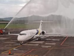 Water Salute Sambut Kedatangan Perdana Maskapai Transnusa di Manado