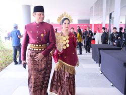 AHY Kenakan Baju Adat Sulsel Saat Upacara Penurunan Bendera Sang Merah Putih