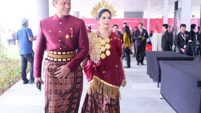 AHY Kenakan Baju Adat Sulsel Saat Upacara Penurunan Bendera Sang Merah Putih