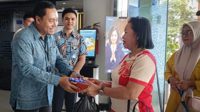 Puluhan Nasabah BRI Manado Terima Kue dan Cokelat di Harpelnas