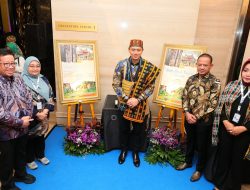 AHY Tandatangani Lukisan Sampul Buku Cerita Tanah Ulayat Hari Ini