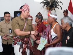 AHY Serahkan Sertipikat Tanah kepada Masyarakat Eks Timor Timur di NTT