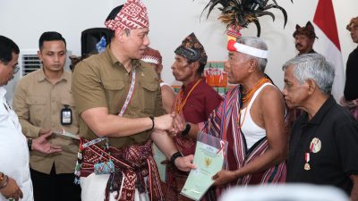 AHY Serahkan Sertipikat Tanah kepada Masyarakat Eks Timor Timur di NTT