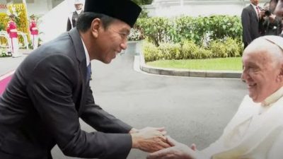 Jokowi Sambut Kedatangan Paus Fransiskus di Istana Negara