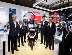 AHM Tampilkan Kecanggihan Honda PCX 160 RoadSync dan Motor Listrik Futuristik di IIMS 2025