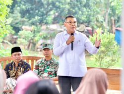 Wamen Ossy Serahkan Sertipikat Elektronik Door to Door di Semarang