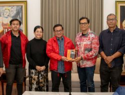 Pramono Terkejut dan Terkesima Terima Kado Buku Spesial di Hari Ulang Tahunnya