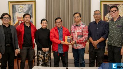 Pramono Terkejut dan Terkesima Terima Kado Buku Spesial di Hari Ulang Tahunnya