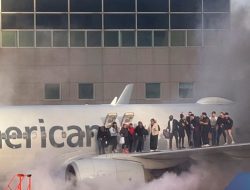 Mesin Keluar Api, Pesawat American Airlines Putar Balik