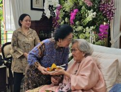 Megawati dan Puan Sambangi Istri Hoegeng, Beri Kejutan Ultah ke-100 yang Hangat