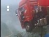 Truk Nyaris Jatuh dari Jembatan Ambruk di Guizhou China, Tergelantung di Atas Jurang