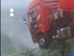 Truk Nyaris Jatuh dari Jembatan Ambruk di Guizhou China, Tergelantung di Atas Jurang