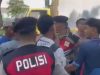 Demo Mahasiswa Ricuh di Depan Kemenpora, Satu Polisi Terluka Bakar