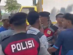 Demo Mahasiswa Ricuh di Depan Kemenpora, Satu Polisi Terluka Bakar