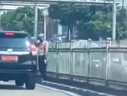 Mobil Dinas Nekat Masuk Busway, Malah Dihormati Polisi – Masih Kena Tilang?
