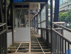 Halte Transjakarta BNN Lama Terbengkalai, Pelat Besi dan Kaca Raib Diduga Dicuri