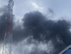 Toko Ban di Bekasi Kebakaran, Asap Hitam Pekat Membubung Tinggi