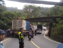 Truk Kontainer Nyangkut di Jembatan Lembah Anai, Macet Mengular hingga Berjam-jam!