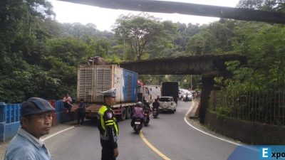 Truk Kontainer Nyangkut di Jembatan Lembah Anai, Macet Mengular hingga Berjam-jam!