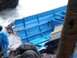 Longboat Angkut BBM Hancur Diterjang Gelombang Ganas!