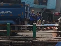 Permukiman Padat, Petugas Keruk Kali Krukut Secara Manual!
