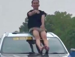 Gila! ABG Nekat Pacu Jalur di Atas Mobil Pajero di Tol Lampung
