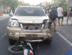 Kurang Fokus, Nissan X Trail Oleng & Tabrak Pejalan Kaki