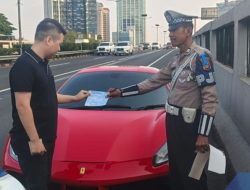 Kebut-Kebutan dan Tanpa Pelat, Dua Ferrari Supercar Ditilang Polisi di Tol Jakarta