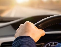 Ayah Ini Izinkan Anak 11 Tahun Nyetir Mobil, Ujung-ujungnya Tabrak Rumah!