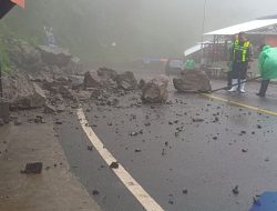Longsor di Jalur Piket Nol, Pengendara Harus Lewat Probolinggo