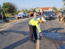 Motor Niaga Muat 10 Pelajar Tabrak Truk dan Terbakar di Jember, 4 Orang Tewas