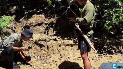 Sedang mencocokkan jejak satwa di pinggir sungai Desa Tetagas