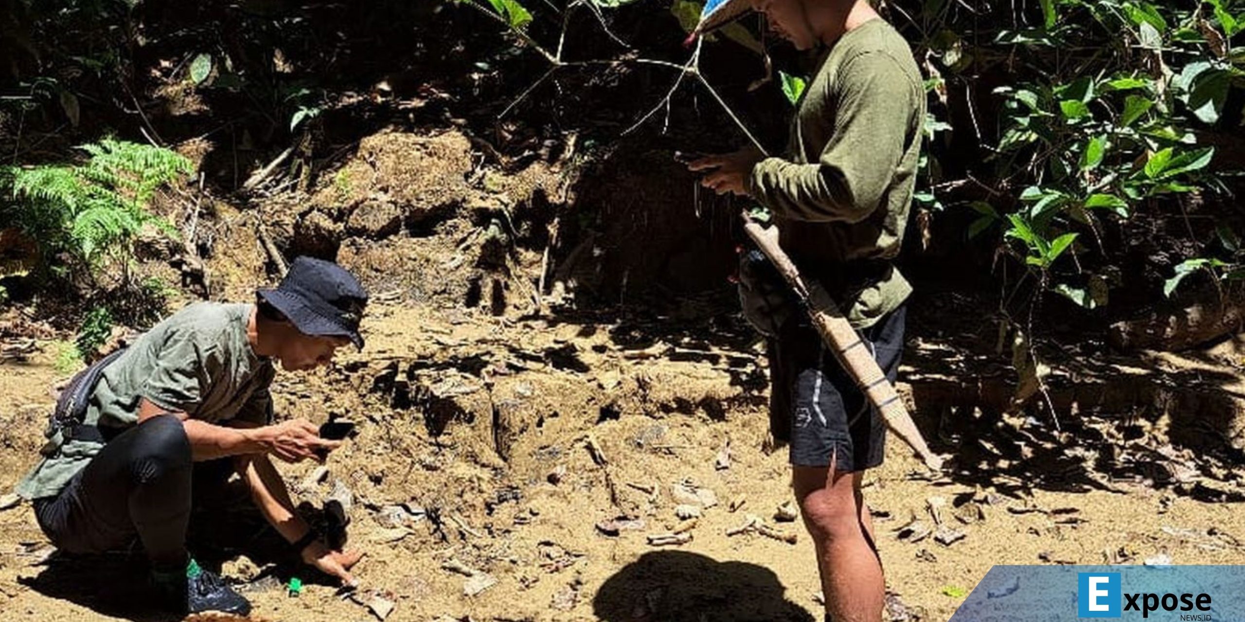 Sedang mencocokkan jejak satwa di pinggir sungai Desa Tetagas