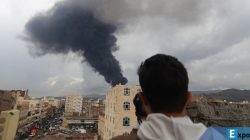 Seorang jurnalis foto mengambil gambar asap, usai Israel serang Yaman di ibu kota Yaman