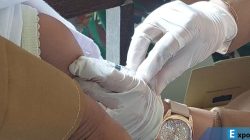 Petugas menyuntikkan vaksin pada anak di Sumenep