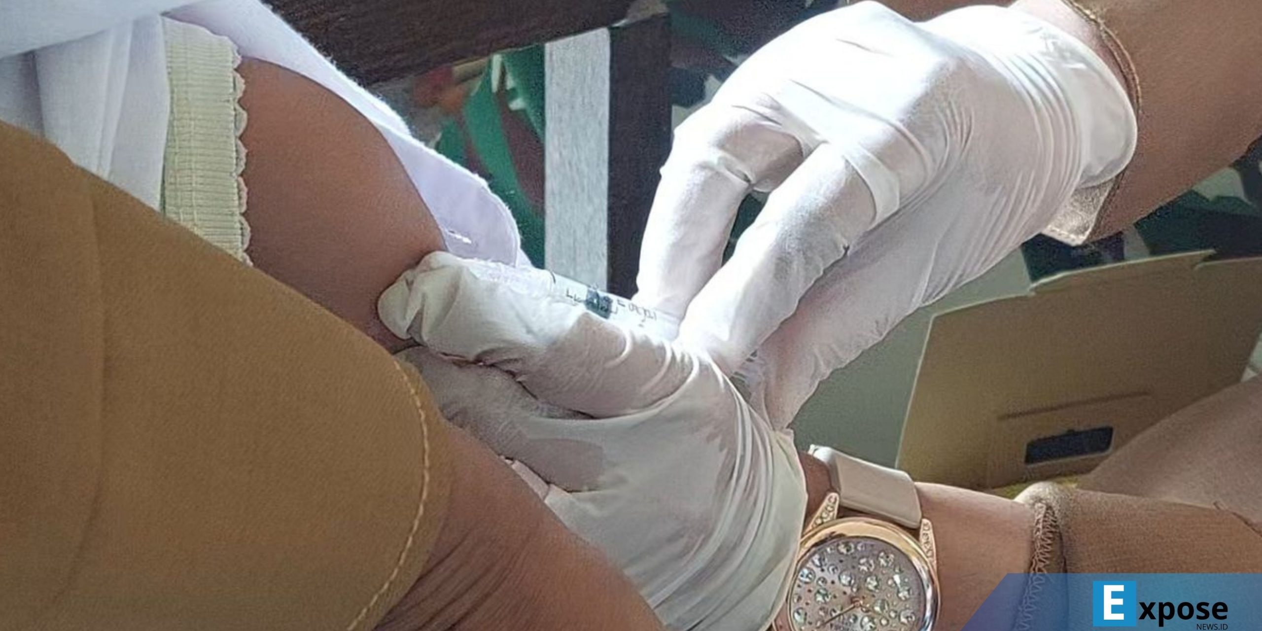 Petugas menyuntikkan vaksin pada anak di Sumenep