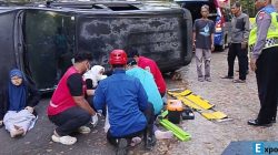 Mobil Toyota Kijang Innova terguling saat melintas ruas jalan Sermo