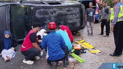 Mobil Toyota Kijang Innova terguling saat melintas ruas jalan Sermo